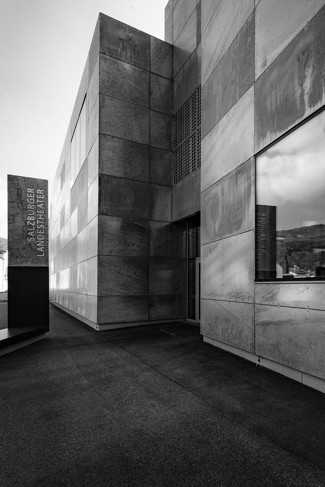 Probenzentrum des Landestheaters, Probenzentrum des Landestheaters, Salzburg - Architekturwerkstatt Zopf - Black & White Fine Art Architecture Photography